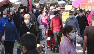 Kısıtlama öncesi semt pazarındaki kalabalık korkuttu