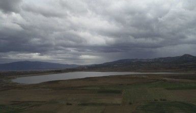 Suları çekilen baraj gölü tarım alanına döndü