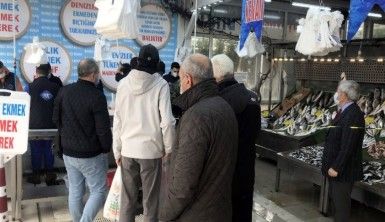 Kısıtlama günü, balık tezgahlarına vatandaşlardan yoğun ilgi