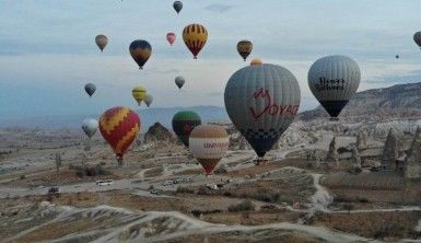 Kapadokya'da gökyüzü balonlarla renklendi