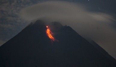 Endonezya'da Merapi Yanardağı'nda iki patlama