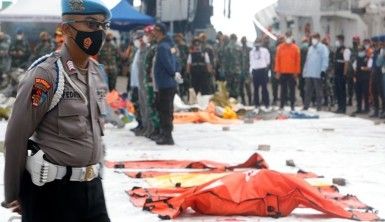 Endonezya'da düşen yolcu uçağının su altındaki enkazının yeni görüntüleri