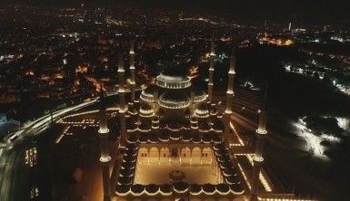 Beyaz örtüye bürünen Çamlıca Camii hayran bıraktı