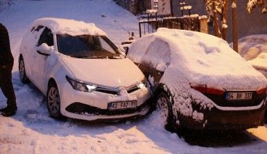 İstanbul'da kar yağışı vatandaşlara zor anlar yaşattı