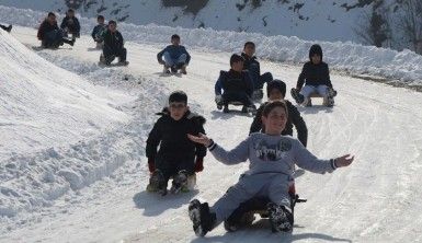 Trafiğe kapalı yol kayak pisti oldu, çocuklar babalarıyla doyasıya eğlendi