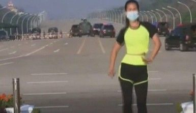 Myanmarlı kadın spor yaparken, darbenin ilk anlarını kaydetti