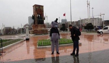 Annesinin doğum günü için ayı kostümüyle Taksim'de dolaştı