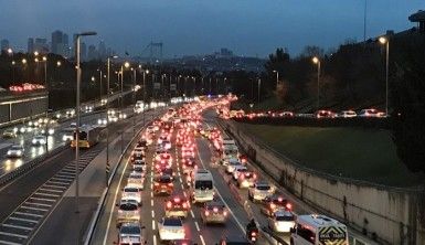 56 saatlik kısıtlama sonrası 15 Temmuz Şehitler Köprüsü'nde trafik yoğunluğu