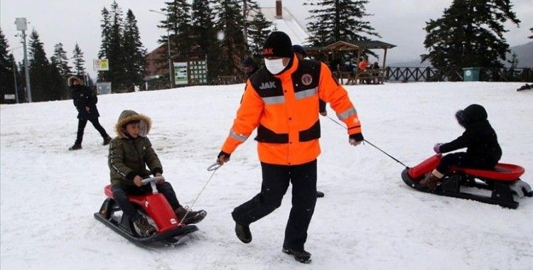 Yetim ve öksüz çocuklar, Ilgaz Dağı Kayak Merkezi'nde gönüllerince eğlendi