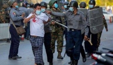 Myanmar'da protestoculara ateş açıldı