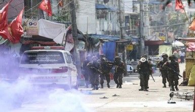 Myanmar'da polis, protestoculara ateş açtı