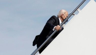 Joe Biden, uçağa binerken merdivenlerde 3 kez üst üste düştü