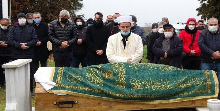 Ünlü sanatçı Cem Adrian son yolculuğunda babasını yalnız bırakmadı