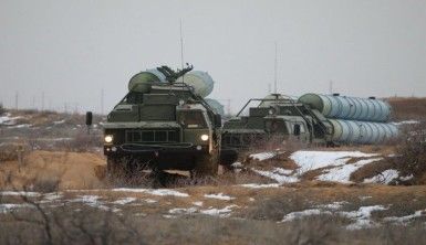 Rusya'nın ateşlediği S-400 füzeleri 700 kilometre uzaklıktaki hedefi vurdu