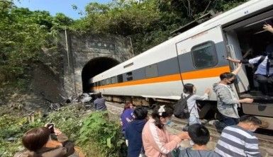 Tayvan'da tren raydan çıktı