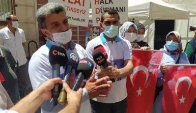 Evlat nöbetindeki baba, HDP'nin kapısına siyah çelenk bıraktı