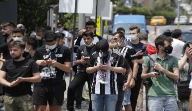 Beşiktaş taraftarları Sergen Yalçın'ın evinin önünde toplandı