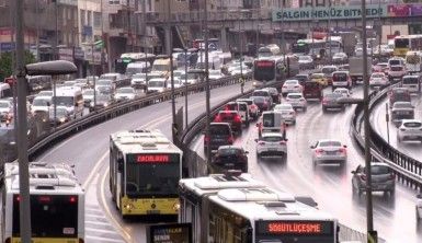 İstanbul güne yağmurla uyandı