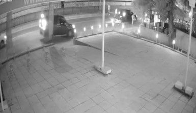 Otomobile çarpan motosikletteki iki kişi havaya savruldu