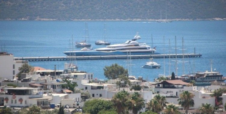 Lüks yatlar Bodrum'a gelmeye başladı