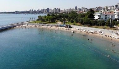 Sıcaktan bunalan vatandaşların denize girdiği Caddebostan plajı havadan görüntülendi