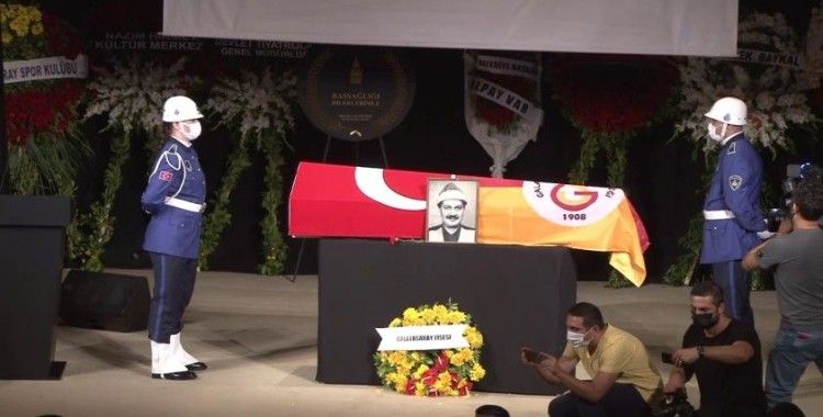 Usta tiyatrocu Ferhan Şensoy’a ilk veda Ses Tiyatrosu’nda