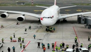 Dünyanın en büyük yolcu uçağıyla İstanbul Havalimanı'na ilk tarifeli uçuş