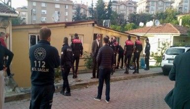 Keserle direnen şahsı polis kalkanlarla eve girip aldı