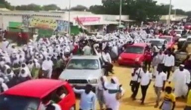 Sudan'da hükümet karşıtı protesto için halk yeniden sokaklarda