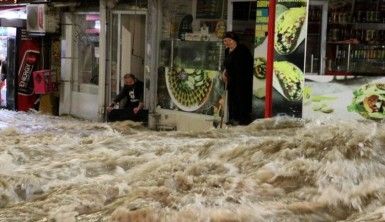 Gece yarısı patlayan su borusu şehrin altını üstüne getirdi