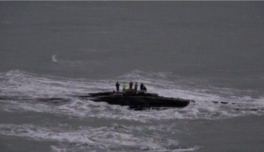 Karaburun'da dalgaların arasında kaya parçasına çıkıp balık tuttular