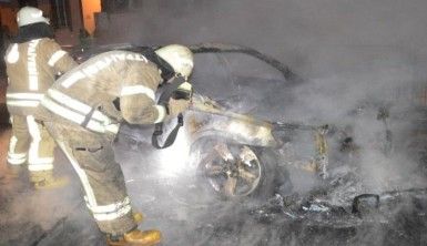 Sultangazi'de söndürme çalışmaları sırasında otomobilin patladığı anlar kamerada