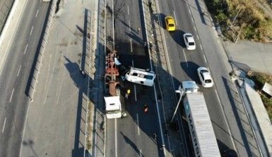 Beylikdüzü'nde işçi servisi park halindeki tıra çarpıp devrildi