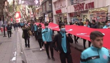 Pendik'te sokaklarda taşınan 98 metrelik dev Türk bayrağı havadan görüntülendi