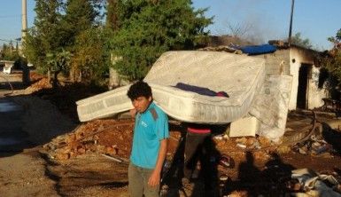 Antalya'da yabancı uyruklu şahısların kullandığı metruk gecekondu alev alev yandı