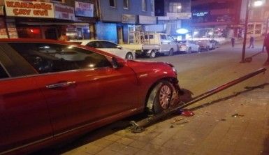 Alkollü sürücü direğe çarptı, polise hainlik yapıyorsun dedi