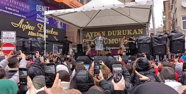 Demet Akalın’a Kırşehir’de yoğun ilgi