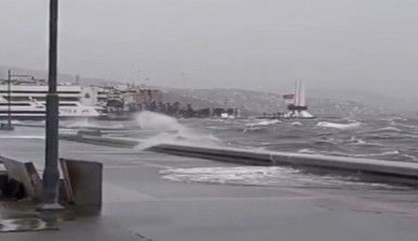 İzmir'de deniz taştı, O anlar böyle görüntülendi