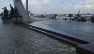 İskenderun'da deniz taştı