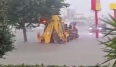 Antalya'da mahsur kalan kadınlar, kepçeyle kurtarıldılar