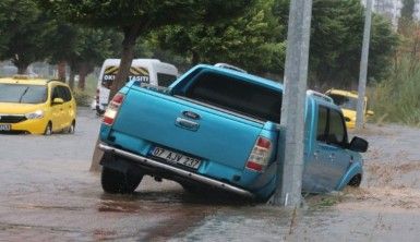 Antalya'da yollar dere yatağına döndü, araçlar mahsur kaldı