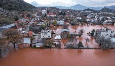 Sel suları mahalleyi gölete çevirdi