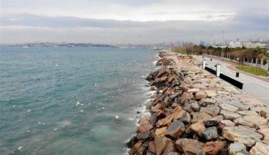 Kadıköy'de İSKİ'nin arıtma tesisinden bırakılan su denizin rengini değiştirdi