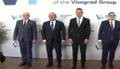 Bakan Çavuşoğlu Vişegrad Grubu ile aile fotoğrafı çektirdi