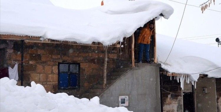 Muş'ta bazı köylerde evler kar altında kaldı