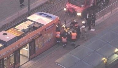 Eminönü'nde 1 kişi tramvayın altında kaldı