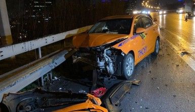 TEM Otoyolunda ticari taksi, sağ şeritte arıza yapan otomobile arkadan çarptı