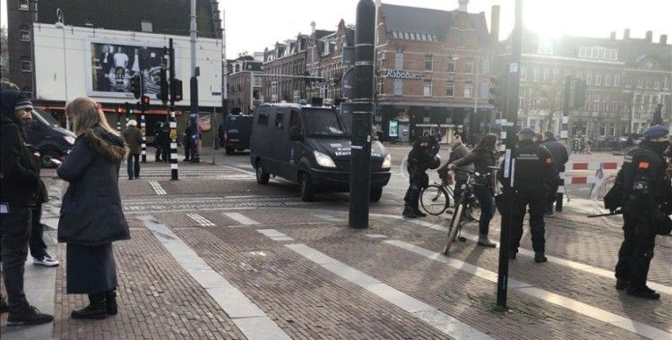 Hollanda'da yasaklara rağmen Kovid-19 kısıtlamaları protesto edildi