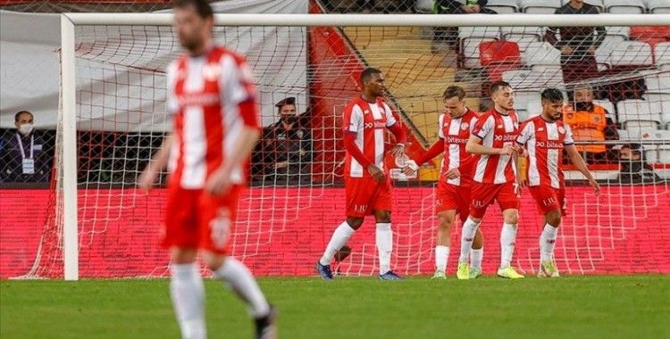 Antalyaspor'da 4 futbolcu koronavirüs nedeniyle kadrodan çıkarıldı