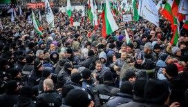 Bulgaristan'da Kovid-19 önlemlerini protesto edenlerle polis arasında arbede çıktı